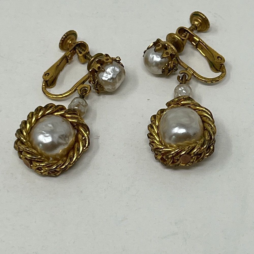 Miriam Haskell, Dangle Baroque pearl, gold tone clip on earrings. - Picture 8 of 10